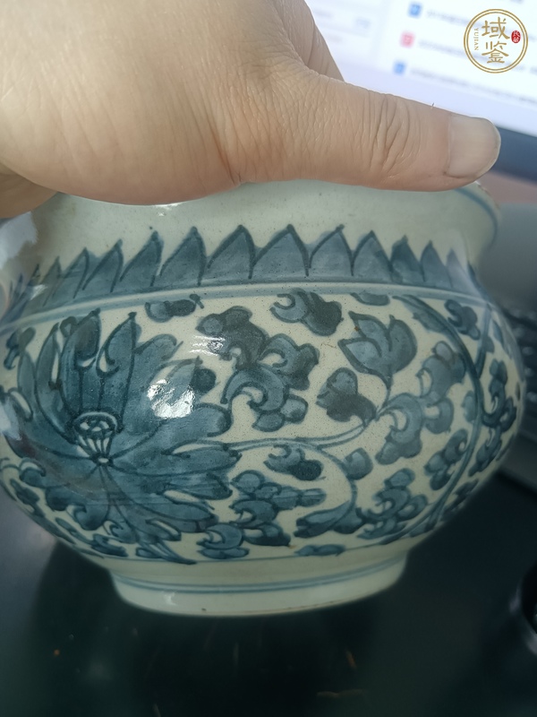 古玩陶瓷青花纏枝花紋香爐真品鑒賞圖