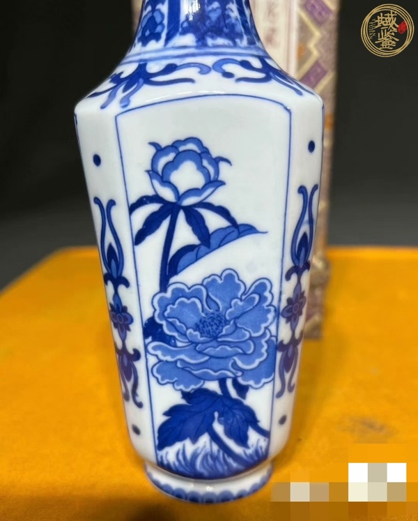 古玩花卉紋青花瓶真品鑒賞圖