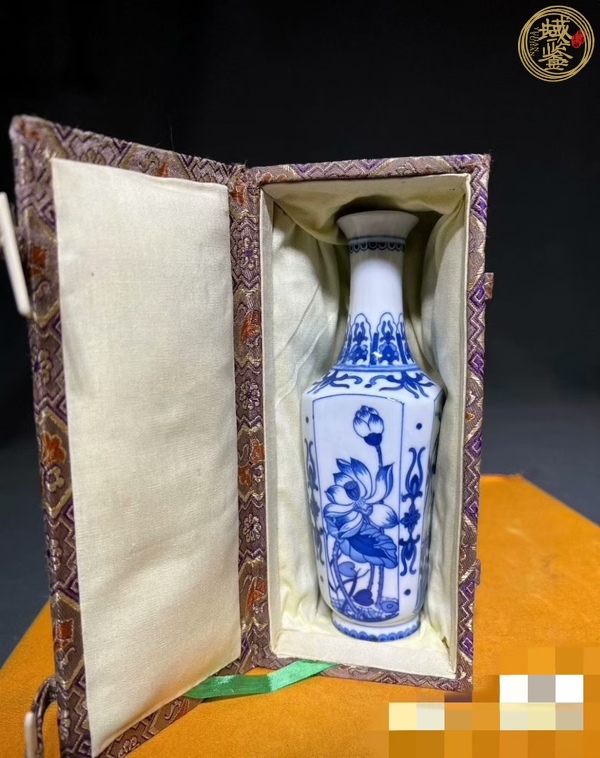 古玩陶瓷花卉紋青花瓶真品鑒賞圖