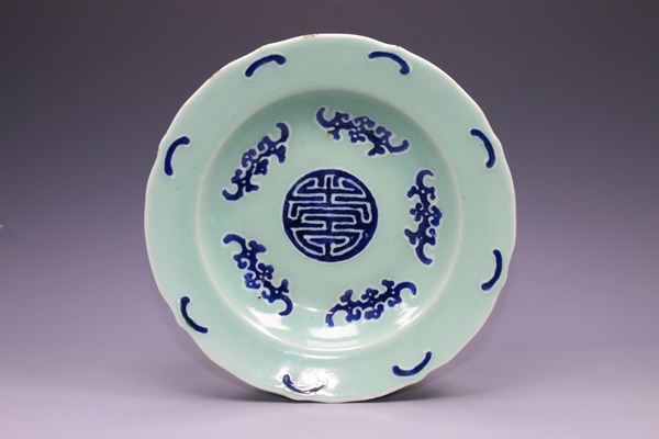 古玩轉(zhuǎn)賣清乾隆·青釉青花堆白五福捧壽紋花口折沿盤拍賣，當(dāng)前價(jià)格8000元