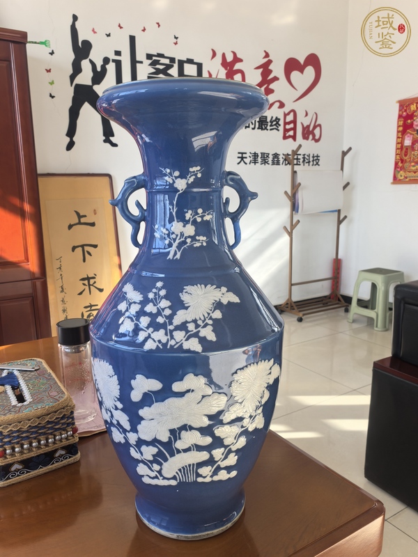 古玩陶瓷藍(lán)釉堆白花卉紋雙耳洗口瓶真品鑒賞圖