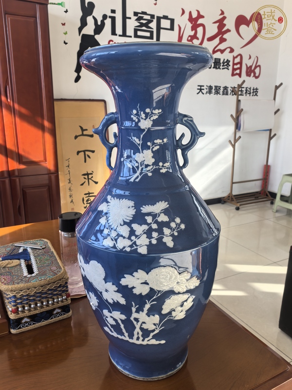 古玩陶瓷藍(lán)釉堆白花卉紋雙耳洗口瓶真品鑒賞圖