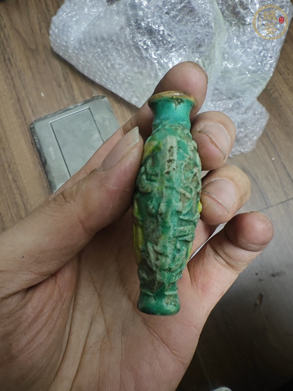 古玩陶瓷松石綠粉彩龍紋鼻煙壺真品鑒賞圖