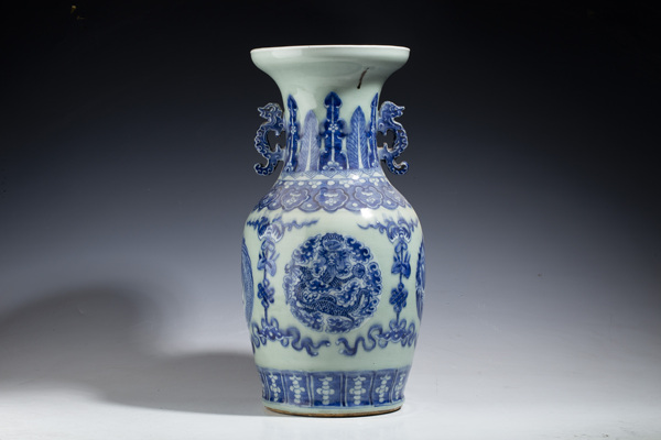 古玩陶瓷清中晚·豆青釉青花龍鳳呈祥紋雙耳瓶拍賣，當(dāng)前價(jià)格6216元