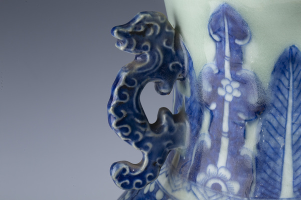 古玩陶瓷清中晚·豆青釉青花龍鳳呈祥紋雙耳瓶拍賣，當(dāng)前價(jià)格6216元