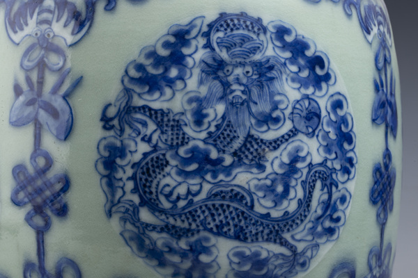 古玩陶瓷清中晚·豆青釉青花龍鳳呈祥紋雙耳瓶拍賣，當(dāng)前價(jià)格6216元