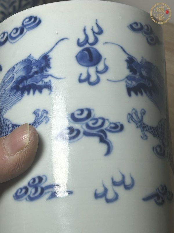 古玩陶瓷青花趕珠龍紋筆筒真品鑒賞圖