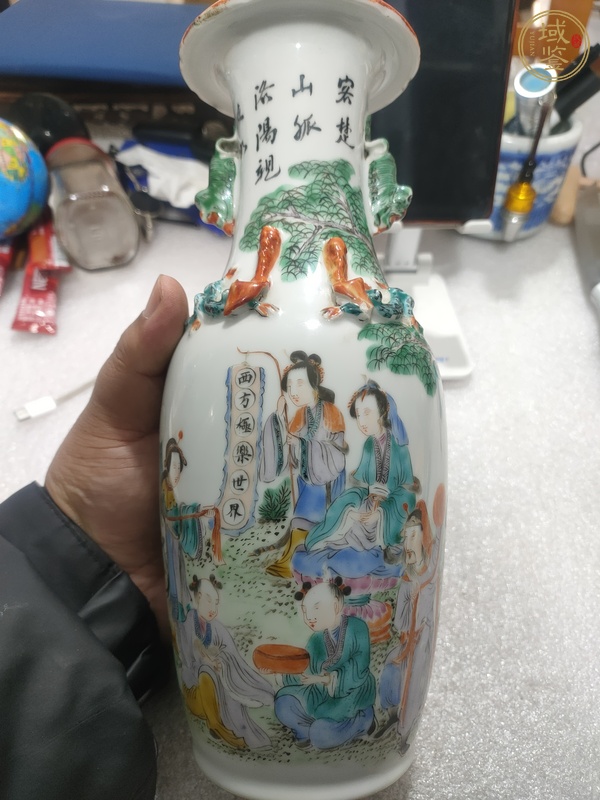 古玩陶瓷清咸豐 彩繪人物紋雙耳瓶真品鑒賞圖