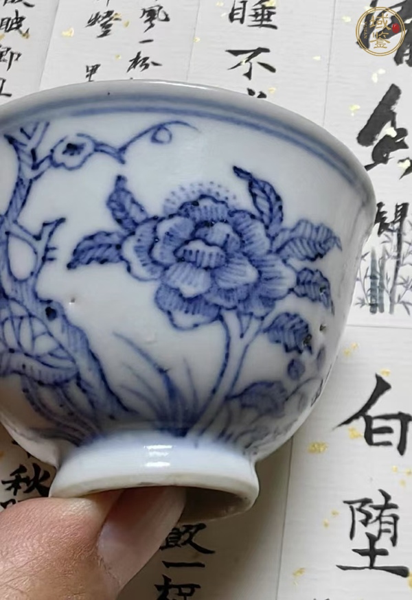 古玩陶瓷青花淺描花卉紋杯真品鑒賞圖