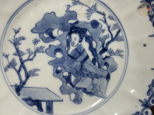 古玩陶瓷清康熙·青花洞石侍女紋花口盤真品鑒賞圖