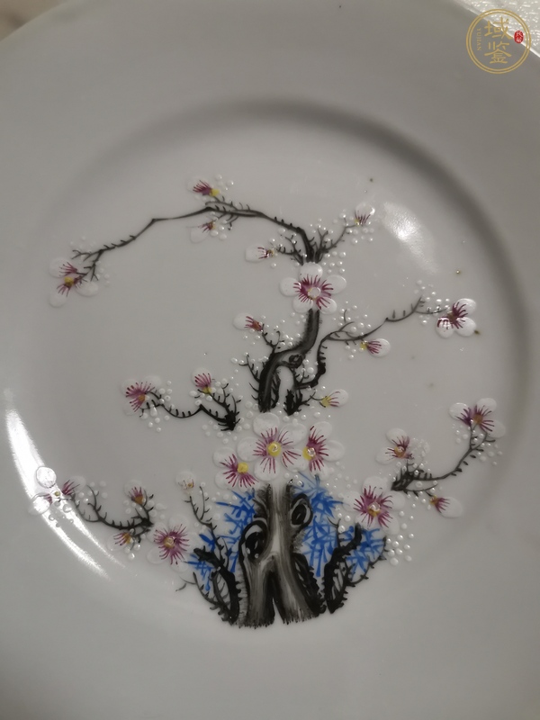 古玩陶瓷粉彩梅花紋花口盤真品鑒賞圖