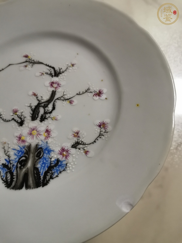 古玩陶瓷粉彩梅花紋花口盤真品鑒賞圖