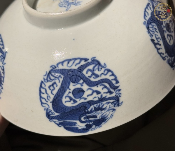 古玩陶瓷青花團龍紋茶碗真品鑒賞圖