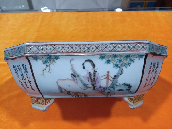 古玩轉賣晚清名家淺降彩四大美人詩文水仙盆拍賣，當前價格88元