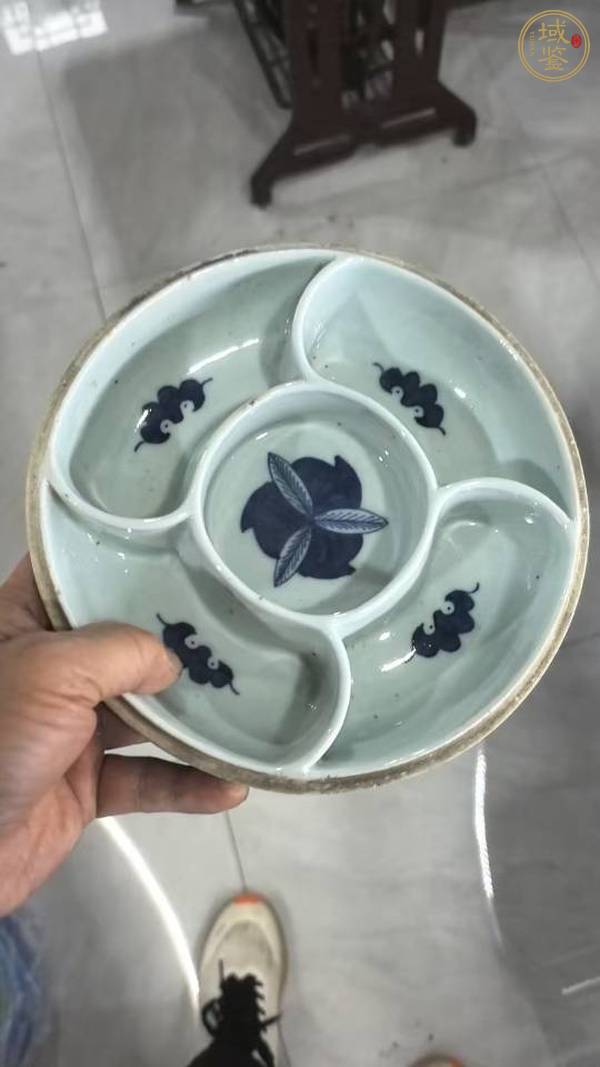 古玩陶瓷花卉紋青花蓋盒真品鑒賞圖