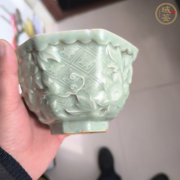 古玩陶瓷青釉花卉紋八方杯真品鑒賞圖