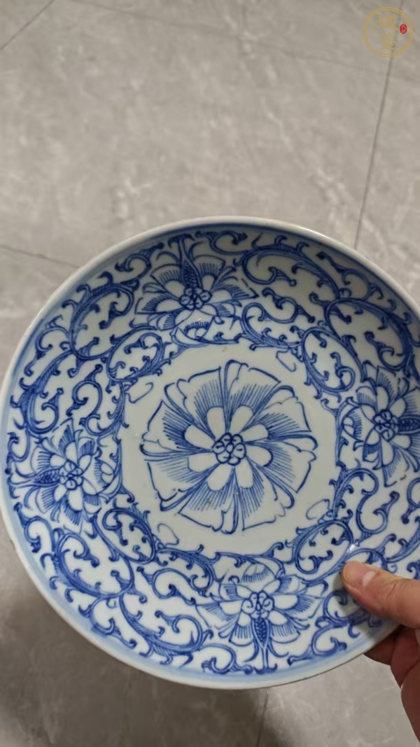 古玩陶瓷花卉紋青花盤真品鑒賞圖