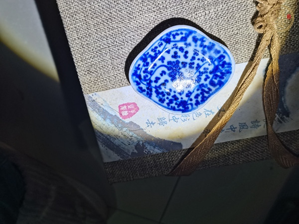 古玩陶瓷乾隆青花筆舔真品鑒賞圖