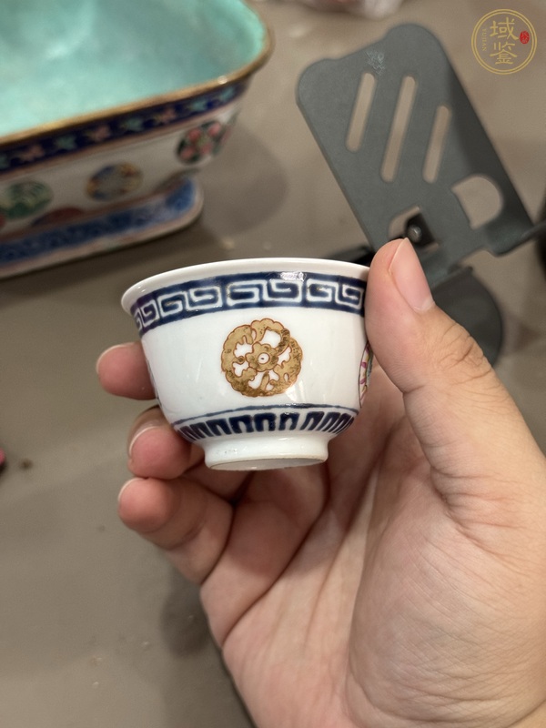 古玩粉彩團花紋杯真品鑒賞圖