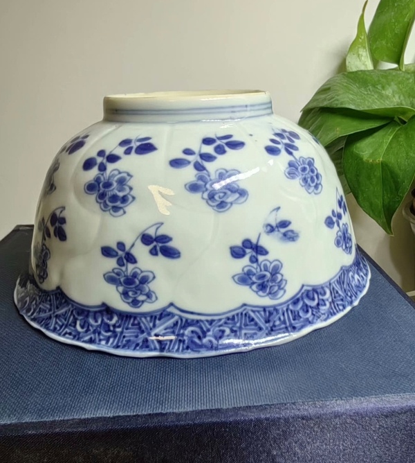 古玩陶瓷清康熙時期青花花卉壓印紋花口碗拍賣,當前價格3680元