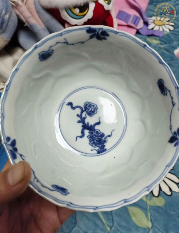 古玩陶瓷青花花卉壓印紋花口碗真品鑒賞圖