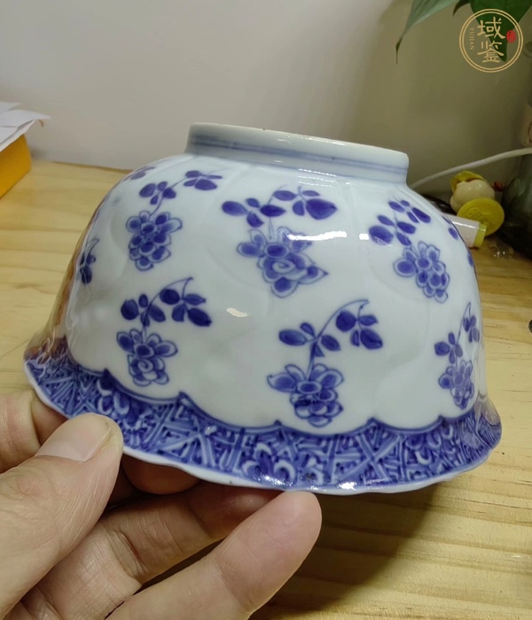 古玩陶瓷青花花卉壓印紋花口碗真品鑒賞圖