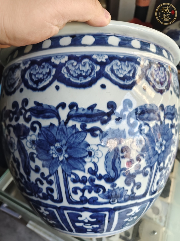 古玩陶瓷花卉紋青花缸真品鑒賞圖