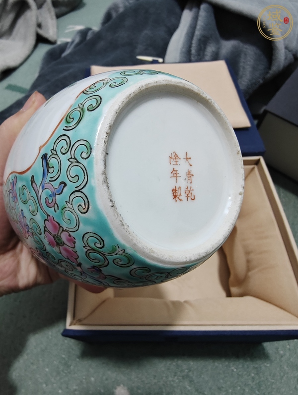 古玩陶瓷粉彩蝶戀花紋蓋罐真品鑒賞圖