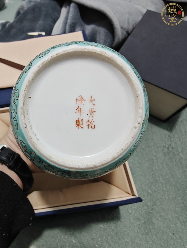 古玩陶瓷粉彩蝶戀花紋蓋罐真品鑒賞圖