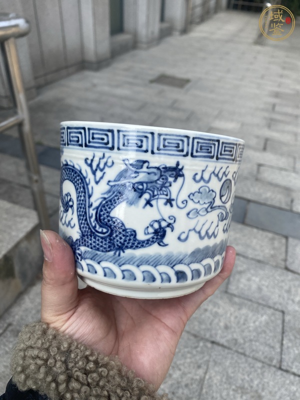 古玩陶瓷青花趕珠龍紋香爐真品鑒賞圖