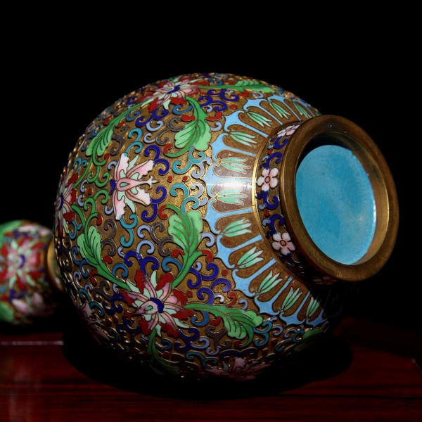 古玩雜項創匯?景泰藍銅胎掐絲琺瑯寶相花紋蒜頭瓶(精美)拍賣,當前價格918元