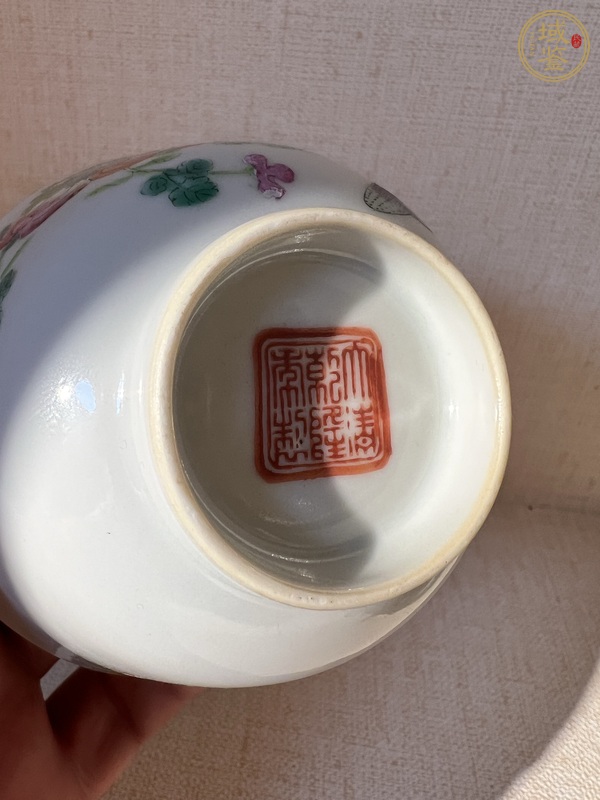 古玩陶瓷粉彩花卉蝴蝶紋茶圓真品鑒賞圖