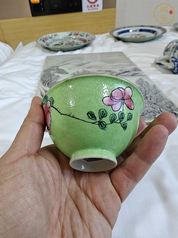 古玩陶瓷蘋果綠釉粉彩折枝花卉紋茶圓真品鑒賞圖