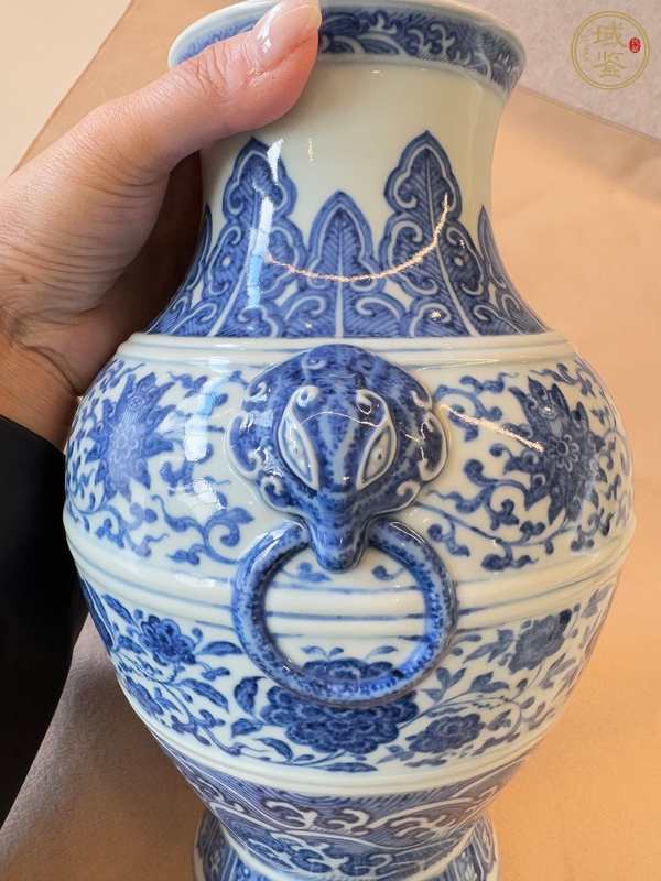 古玩陶瓷青花纏枝蓮紋鋪首尊真品鑒賞圖