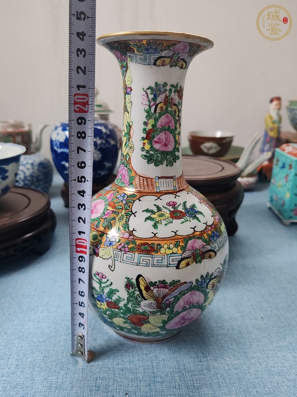 古玩陶瓷廣彩花卉蝴蝶紋賞瓶真品鑒賞圖