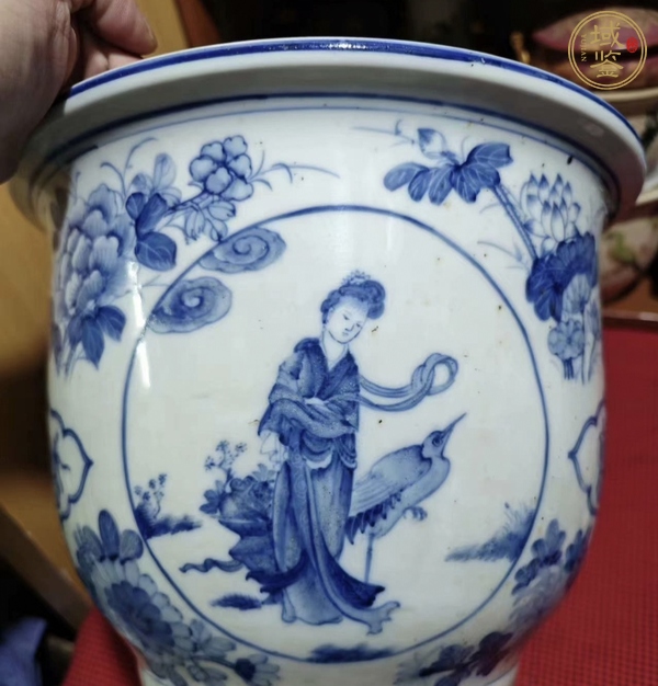 古玩陶瓷人物紋青花花盆真品鑒賞圖