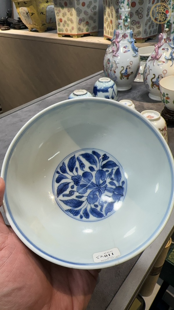 古玩陶瓷花卉紋青花碗真品鑒賞圖