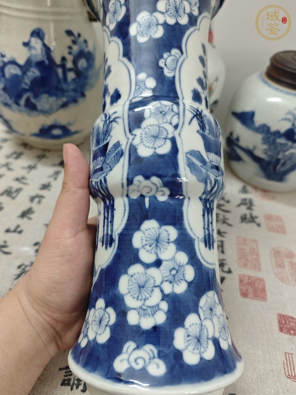 古玩陶瓷青花冰梅開窗博古紋花觚真品鑒賞圖