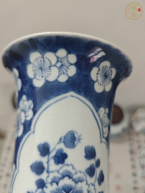 古玩陶瓷青花冰梅開窗博古紋花觚真品鑒賞圖