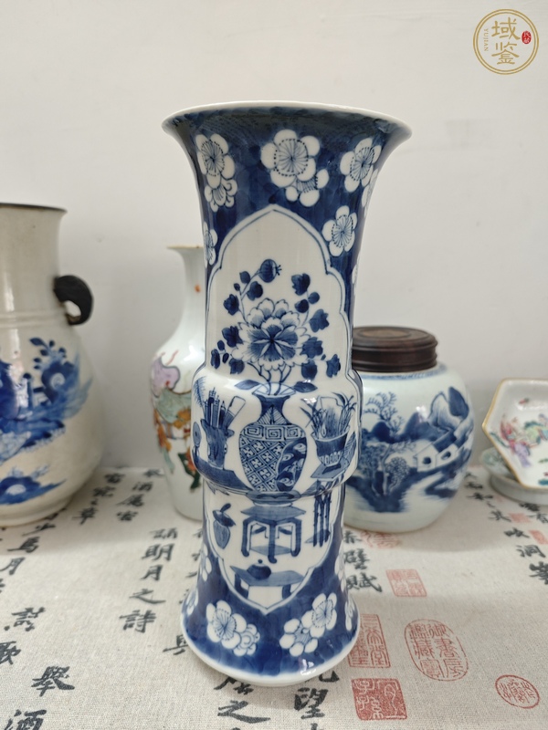 古玩陶瓷青花冰梅開窗博古紋花觚真品鑒賞圖