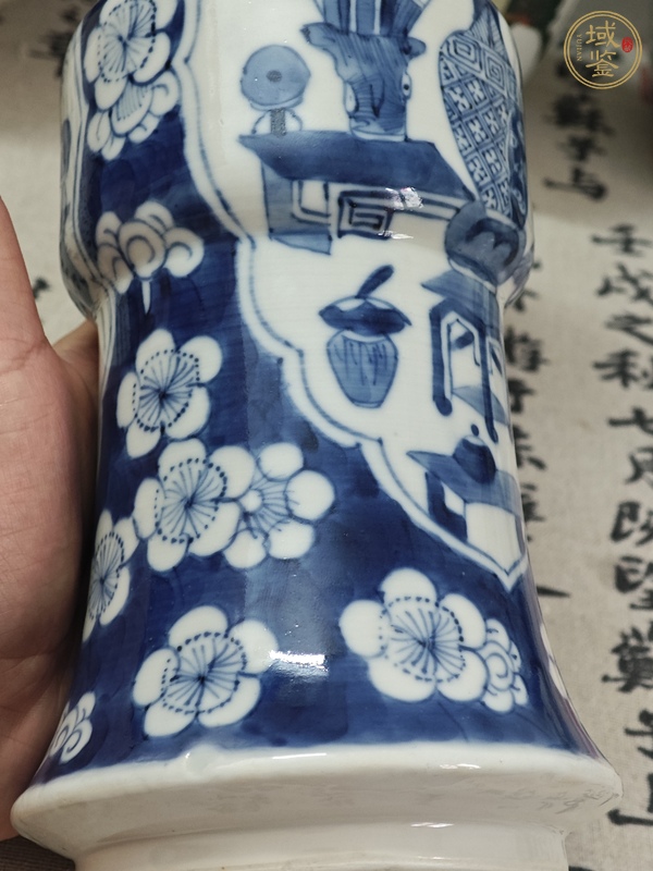 古玩陶瓷青花冰梅開窗博古紋花觚真品鑒賞圖