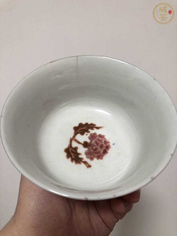 古玩陶瓷粉彩花卉紋茶碗真品鑒賞圖