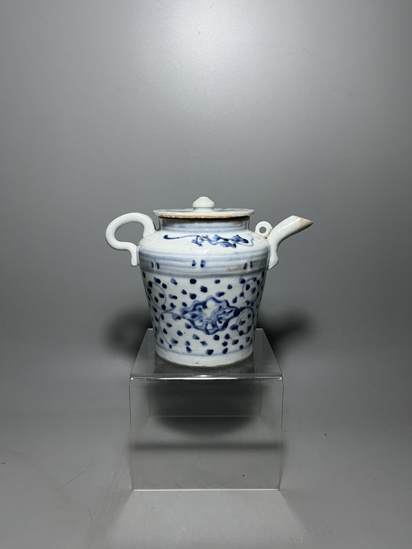 古玩轉(zhuǎn)賣青花花卉紋茶壺拍賣，當(dāng)前價(jià)格5000元