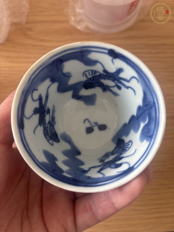 古玩陶瓷外紫金釉內(nèi)青花魚(yú)藻紋杯真品鑒賞圖