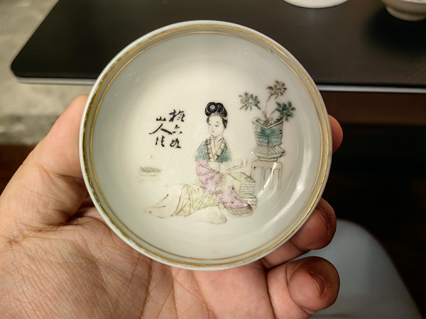 古玩陶瓷名家羅子林繪桃花仕女小碟拍賣,當前價格1280元