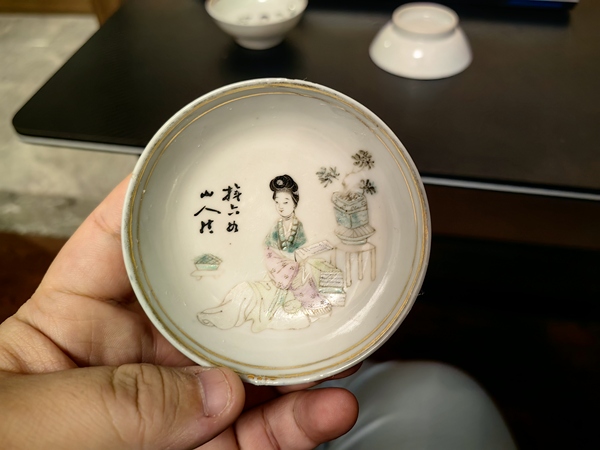 古玩陶瓷名家羅子林繪桃花仕女小碟拍賣,當前價格1280元