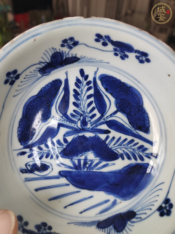 古玩陶瓷花卉紋青花盤真品鑒賞圖