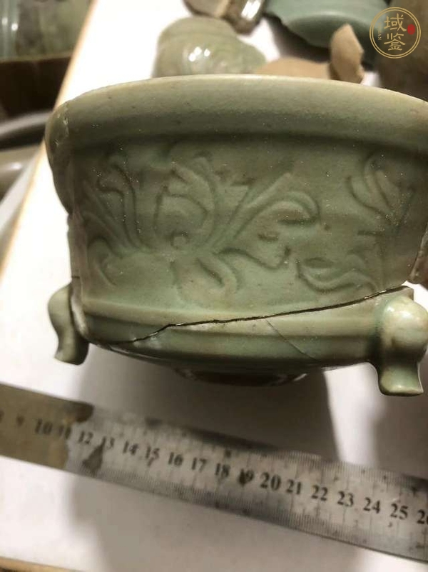 古玩陶瓷龍泉青瓷刻花爐真品鑒賞圖