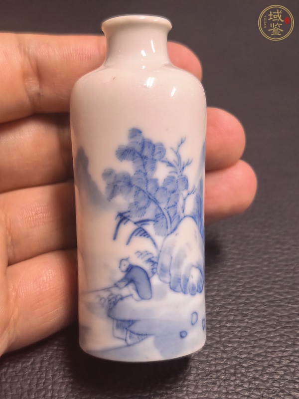 古玩陶瓷人物山水紋青花鼻煙壺真品鑒賞圖