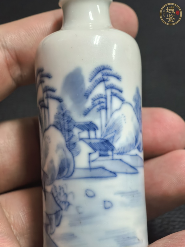 古玩陶瓷人物山水紋青花鼻煙壺真品鑒賞圖